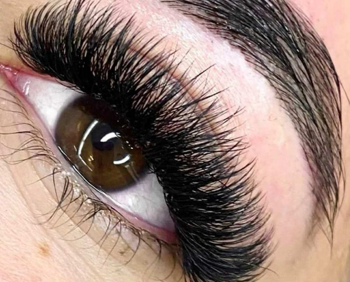 Mega Volume lash extension style